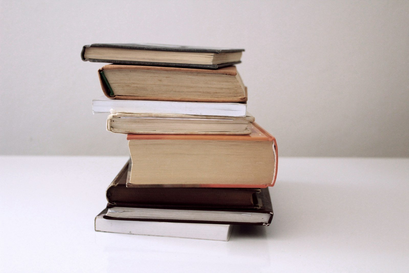 Una pila de libros de distintos tamaños.