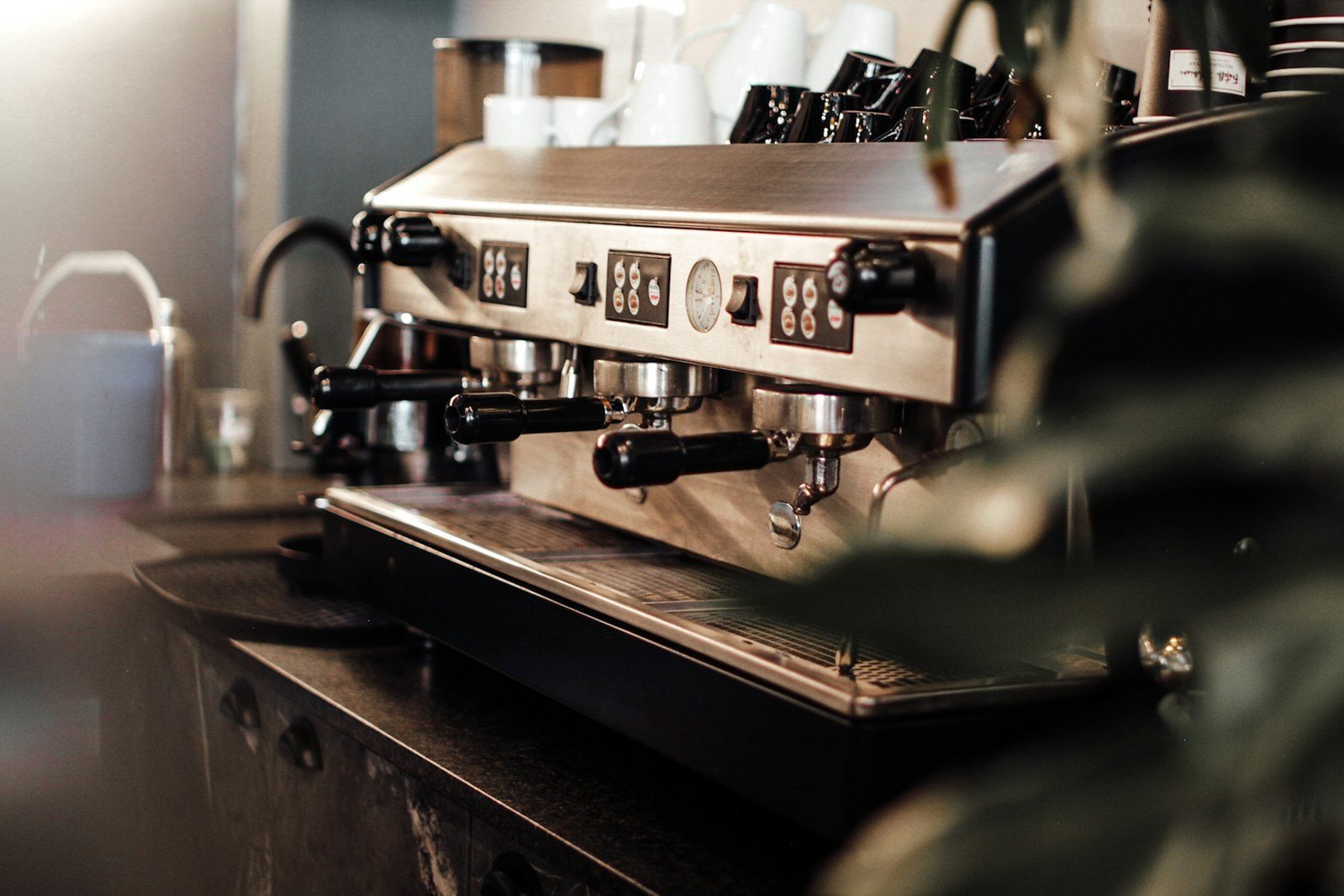 Una máquina de espresso de acero sobre una encimera.