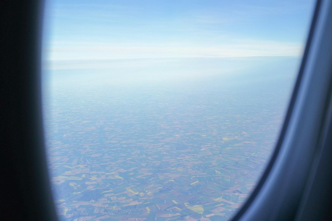Vista de la tierra a través de la ventanilla de un avión.