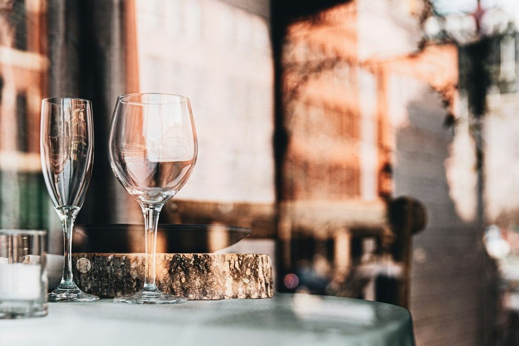 Copas de vino en una mesa de restaurante.